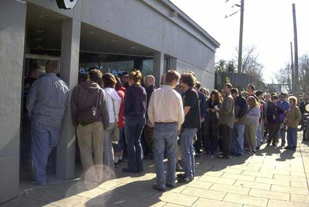 The_fans_wait_outside